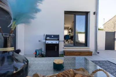 a kitchen with a stove and a glass table at Dolce Vita Piscine in LʼIsle-sur-la-Sorgue