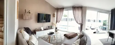 a living room with a couch and a tv at Maison agréable pour vacances réussies in Vernègues