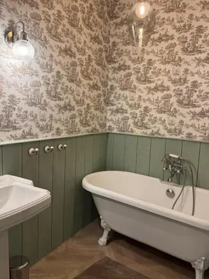 a bathroom with a bath tub and a sink at Les Romarins - 5 chambres in Lauris
