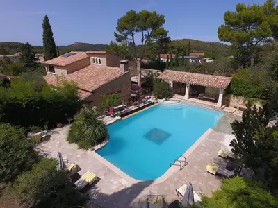 an overhead view of a swimming pool in front of a house at La Pasclapierre in Orgon