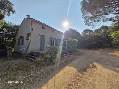 a small white house on a dirt road at Villa Le Pin in Rognes