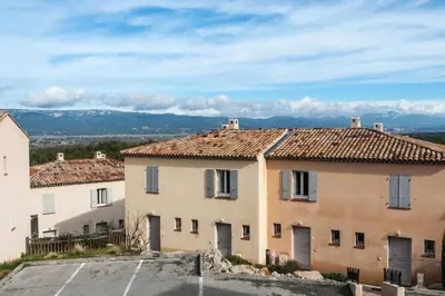 a row of houses with mountains in the background at Les Coteaux de Pont Royal en Provence - maeva Home - Maison 3 pièces 6 personnes - Sélection MAE-9993 in Mallemort