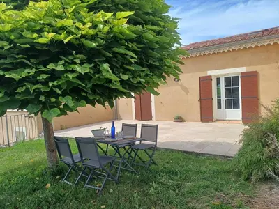 a table and chairs under a tree in a yard at Gite au calme, sur domaine vinicole avec piscine chauffée partagée idéal rando et vélo in Mormoiron