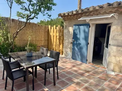 a patio with a table and chairs and a fence at Maset Lou Pitchoun in Saint-Rémy-de-Provence