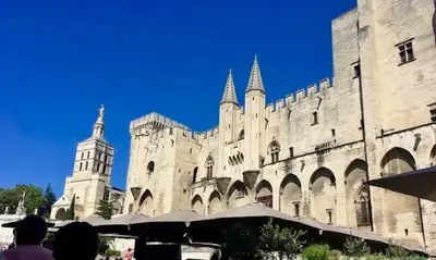 a large stone building with people standing in front of it at Loft en Provence - Terrasse-Climatisation-Proche Golf et Luberon in Vernègues