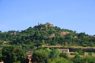 a village on a hill with houses on it at Loft en Provence - Terrasse-Climatisation-Proche Golf et Luberon in Vernègues