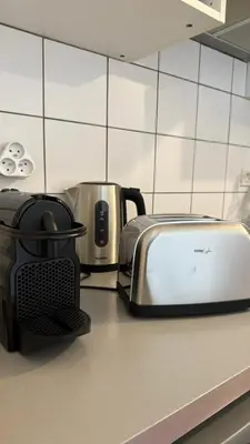 a toaster and toaster sitting on a kitchen counter at Studio dans le centre ancien in Carpentras