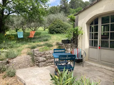 a table and chairs sitting outside of a house at Les oliviers in Saignon