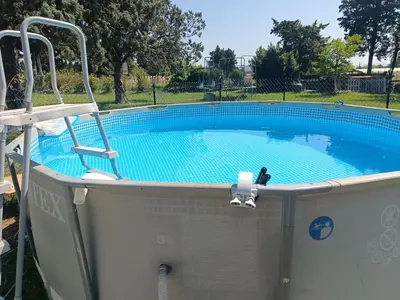 a small swimming pool with a bird sitting in it at L'Escale Pernoise, 2-6 personnes in Pernes-les-Fontaines