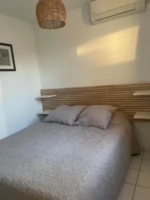 a bunk bed room with two bunk beds and a light at Douceur de vivre en Provence in Saint-Saturnin-lès-Avignon