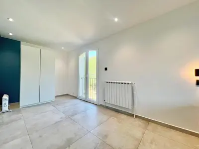 an empty room with white walls and a large window at Casa Corniou - Calme, Village Provençal, 3 chambres, 2 SDB, 8 personnes in Cornillon-Confoux