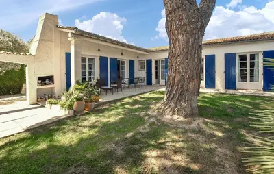 a house with blue doors and a tree in the yard at Stunning Home In Morières-Lès-Avignon in Morières-lès-Avignon