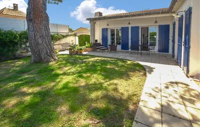 a house with a tree in the yard at Stunning Home In Morières-Lès-Avignon in Morières-lès-Avignon