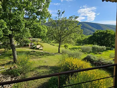 a view of a field with mountains in the background at Vues imprenables, calme, nature, confort in Bonnieux