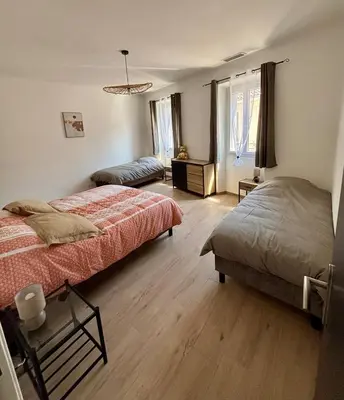 a bedroom with two beds and aoked at Appartement 100 m carré pour 6 à 8 personnes in Saint-Cannat