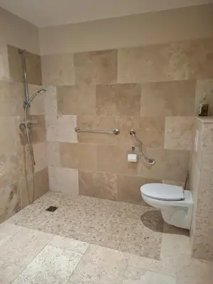 a bathroom with a toilet and a shower at logement indépendant avec terrasse privative dans les Alpilles in Aureille