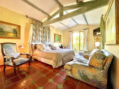 a bedroom with a bed and a couch and a chair at Villa de charme avec Piscine & Vue panoramique en plein Centre-ville d'Aix-en-Provence in Aix-en-Provence