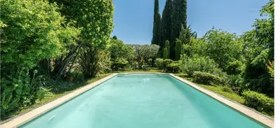a swimming pool in a garden with trees at Villa de charme avec Piscine & Vue panoramique en plein Centre-ville d'Aix-en-Provence in Aix-en-Provence