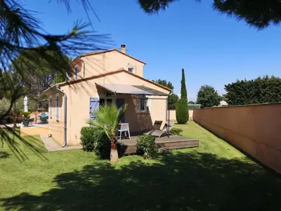 a house in a yard with a fence at Gite confort et Calme Casa La Piboulette in Carpentras