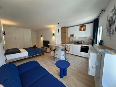a small apartment with a bed and a kitchen at Le Nid des Cardeurs studio cosy centre historique in Aix-en-Provence