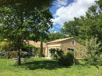 a house with a tree in the yard at maison de charme en Luberon in Gignac