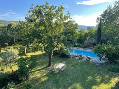 an overhead view of a yard with a swimming pool at maison de charme en Luberon in Gignac