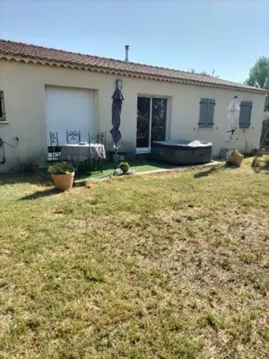 a house with a yard with a tub in front of it at L infiniment zen in Caromb