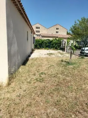 an empty yard in front of a house at L infiniment zen in Caromb