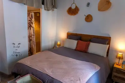 a bedroom with a bed and two lamps on a table at Un Loft en Luberon à Bonnieux in Bonnieux