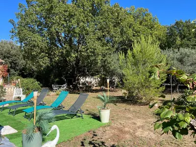 a group of chairs sitting in a yard at La maison aux oiseaux - Luberon in Oppède