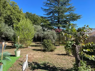 a garden with a bird standing in the yard at La maison aux oiseaux - Luberon in Oppède