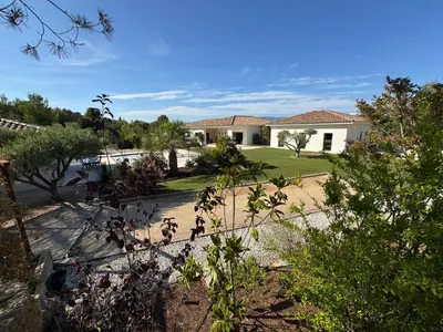 a white house with a yard with a driveway at Villa Cali-Provence in Le Puy-Sainte-Réparade