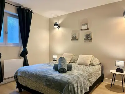 a bedroom with a bed with pillows and a window at Le Péli - Cosy, Centre-ville, CLIM, 2 personnes in Pélissanne