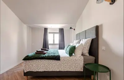 a bedroom with a bed and a window at Le fort 7 Appart centre ville in LʼIsle-sur-la-Sorgue