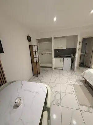 a white room with a table and a kitchen at Appart hotel bonpas in Noves