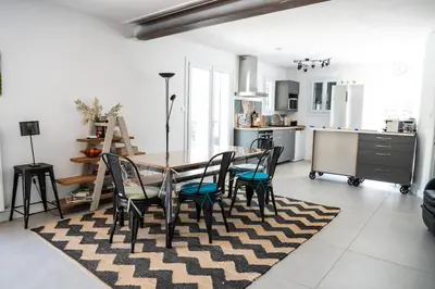 a kitchen and dining room with a table and chairs at Maison Familiale Piscine et Proche des commerces in Pertuis