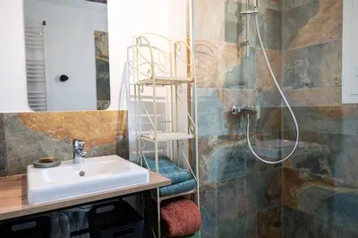 a bathroom with a sink and a shower at Maison Familiale Piscine et Proche des commerces in Pertuis