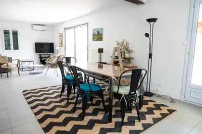 a dining room with a table and chairs at Maison Familiale Piscine et Proche des commerces in Pertuis