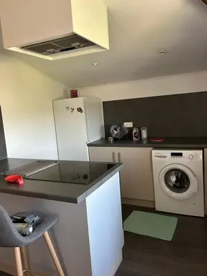 a small kitchen with a washing machine and a washer at Bel Appartement au 2 eme in Aix-en-Provence