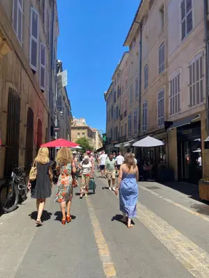 a group of people walking down a city street at Appartement rénové plein centre in Aix-en-Provence