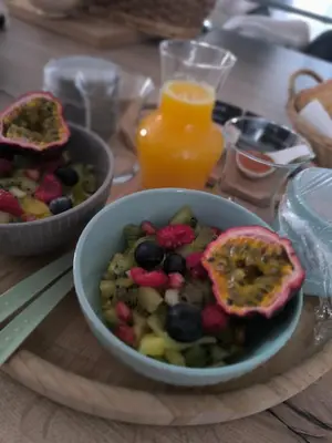 a table with a bowl of fruit and a bowl of juice at Evasion sous les pins in Aurons