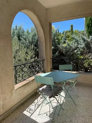 a room with a large window with a view at Rando Luberon en famille, centre d'Apt à pied in Apt