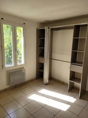 a room with an empty room with a window and shelves at Maison Provence Noe in Mallemort