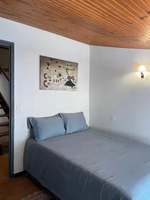 a couch sitting in a living room with a quilt at Escapade en Provence Centre de Gordes in Gordes