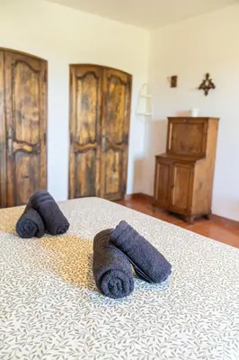 a bedroom with two towels on a bed at Mas Provençal au Cœur des Vignes du Luberon - 3 Chambres - Calme Absolu - Wifi in La Tour-dʼAigues