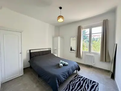 a bedroom with a bed and a window at Villa Maguy - Piscine et jardin privée - Proche centre ville Aix en Provence - Parking - Boulodrome - Plancha in Aix-en-Provence
