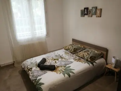 a bedroom with a bed with a flower pattern on it at Appartement Le Cézanne in Aix-en-Provence