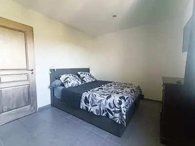 a bedroom with a bed and a window at Villa Bulle de raisin in LʼIsle-sur-la-Sorgue