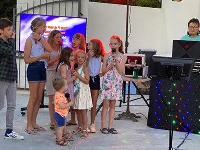 a group of children standing in front of a microphone at Chalet confort avec terrasse - 5 personnes - API-1-52-621 in Noves