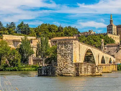 a bridge over a river with a castle in the background at Chalet 3 pièces avec terrasse, 4 pers, confort et calme - API-1-52-742 in Noves